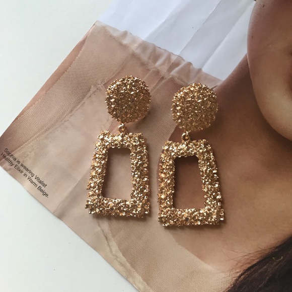 BLOGGER FAVE 🔥 Statement gold drop earrings - Picture 7 of 8